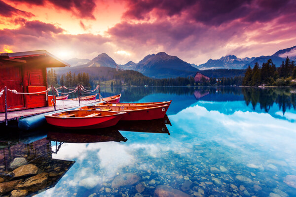 美丽湖泊小船风景