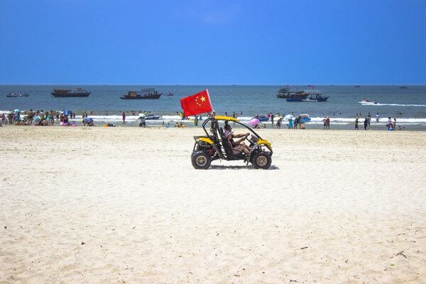海边行驶的沙滩车图片