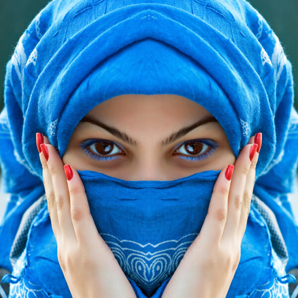 戴着蓝色头巾的女人图片