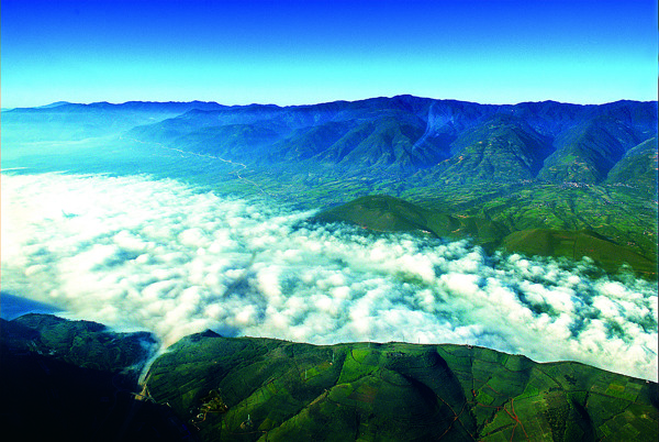 高黎贡山下的云海图片