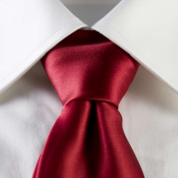 穿白色衬衫打红色领带特写图片