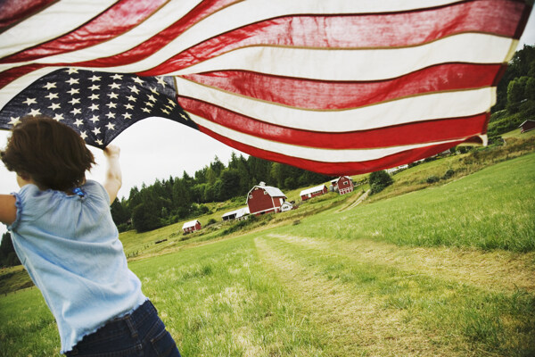 手拿美国国旗的小女孩图片