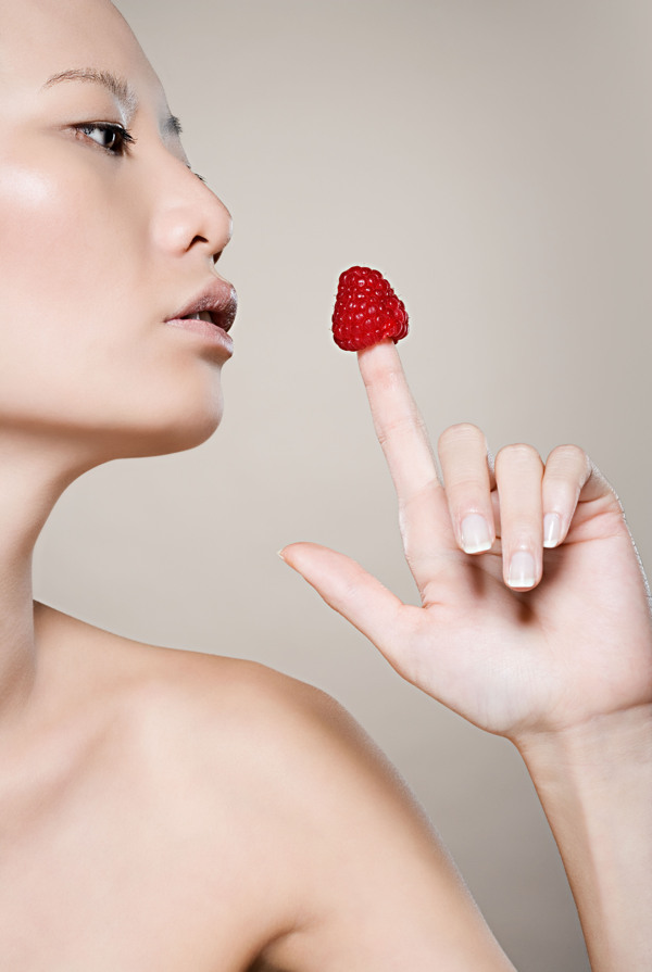 美女手指上的草莓图片