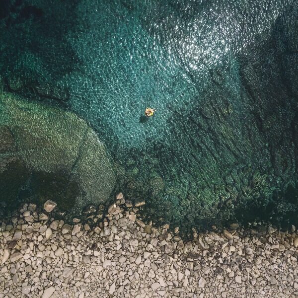 深蓝石头海滩俯拍