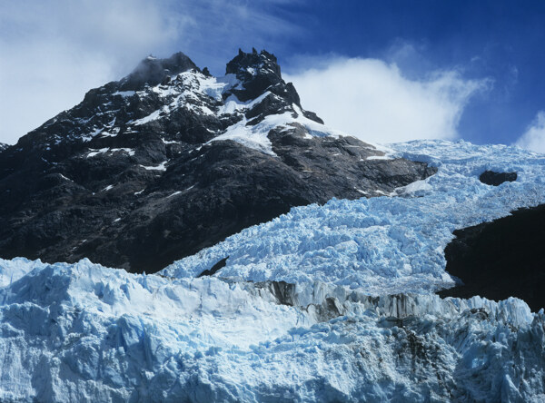 蓝天下的雪山美景图片