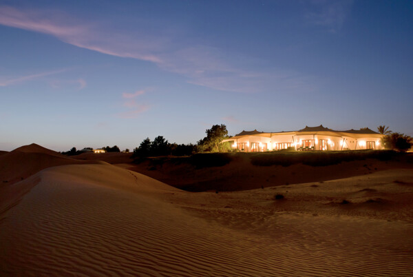 沙漠豪华酒店夜景图片