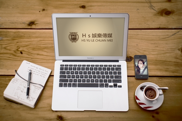 書桌上的Macbook和iPhone