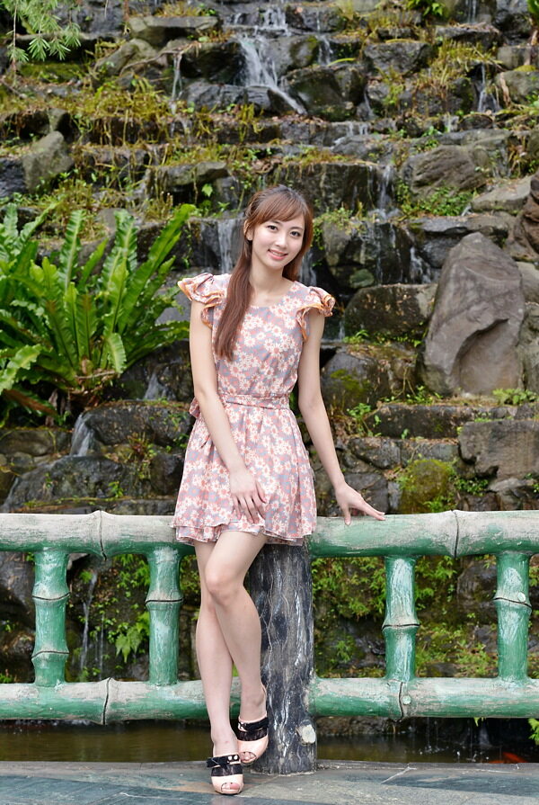 碎花裙美女圖片