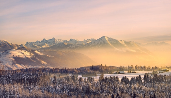 瑞士风景夕阳远处雪山风景图