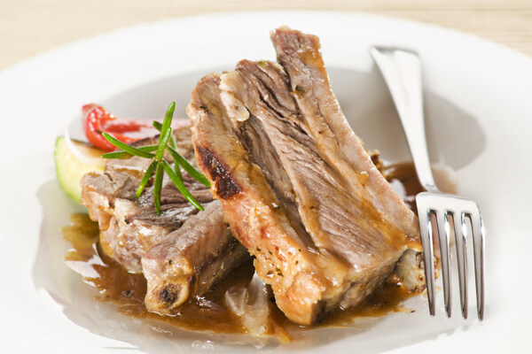 一盤鹿肉攝影圖片