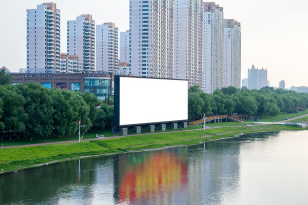 公园湖边广告牌样机背景海报素材图片