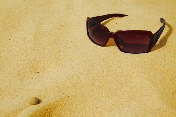 在海滩上的太阳眼镜