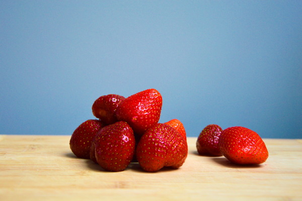 桌子上的草莓高清图