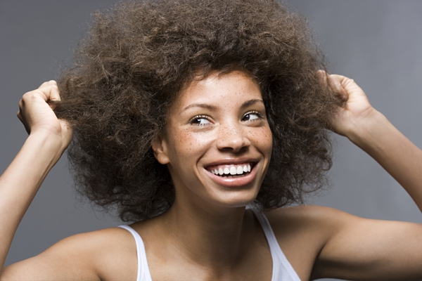 大笑的卷发黑人女性图片