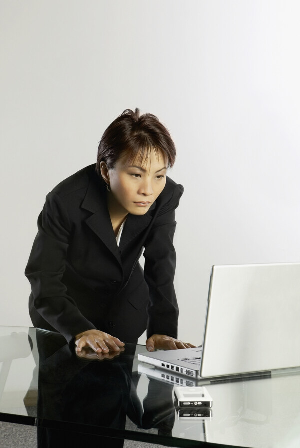 操作电脑的商务女性图片