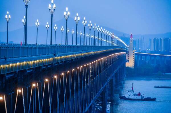 南京长江大桥全线亮灯图片