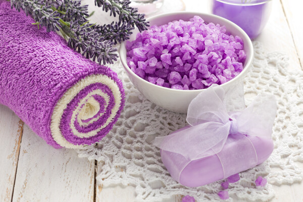 紫色薰衣草碎石与毛巾图片