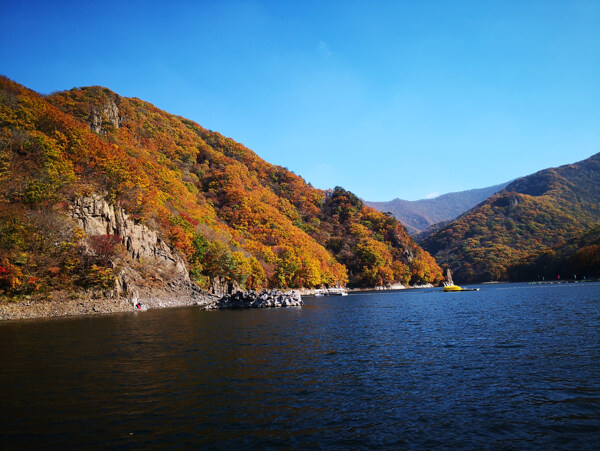 本溪关山湖秋天的风景