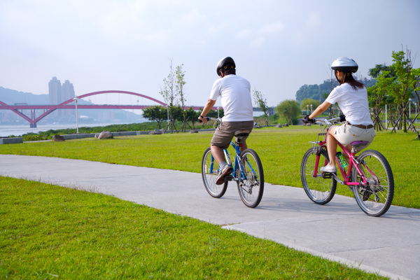 親子休閑腳踏車自行車腳踏車賽車戶外運(yùn)動車道風(fēng)景草坪