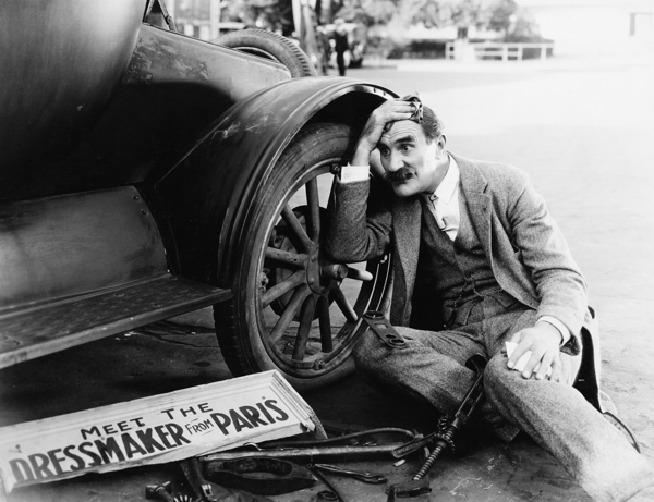 修汽车的男人图片