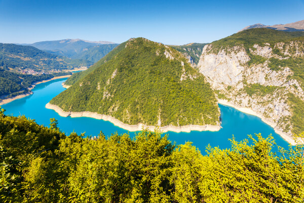 高山與湖水圖片