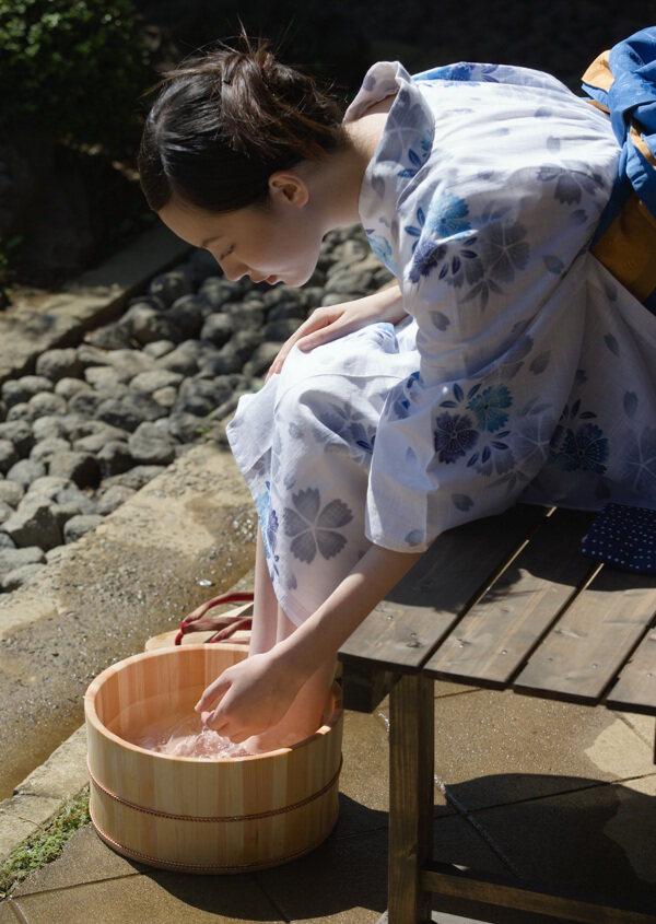 洗脚的日本美女图片