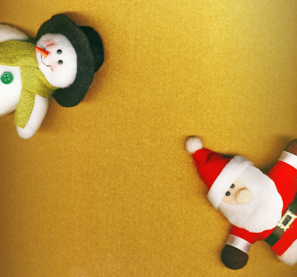 圣克劳斯和雪人在金色的圣诞背景