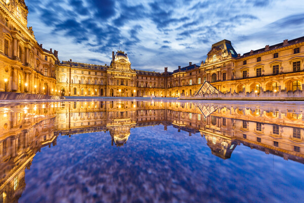 倒影中的卢浮宫