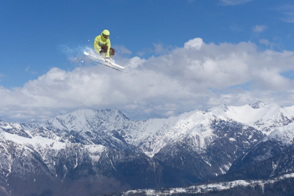 空中滑雪的运动员图片