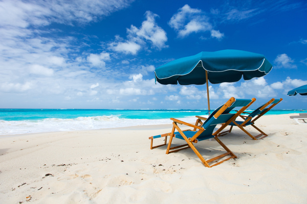 蓝天上沙滩上的沙滩椅