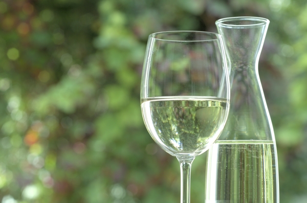 玻璃杯里的葡萄美酒摄影图片