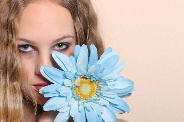 浅蓝色花朵与美女图片