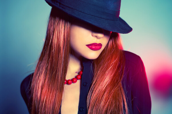 戴帽子的红唇美女图片
