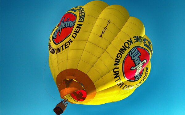 空中热气球图片
