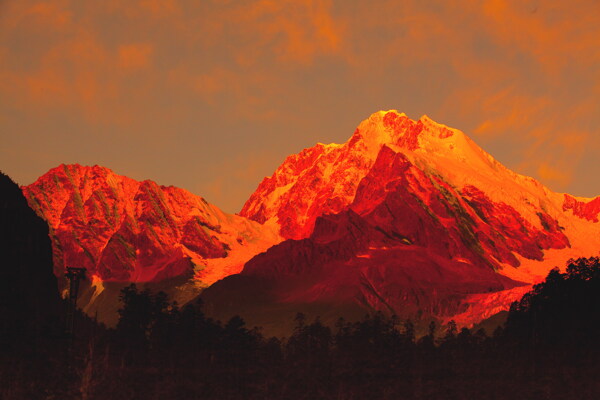 雪山上升起红太阳图片