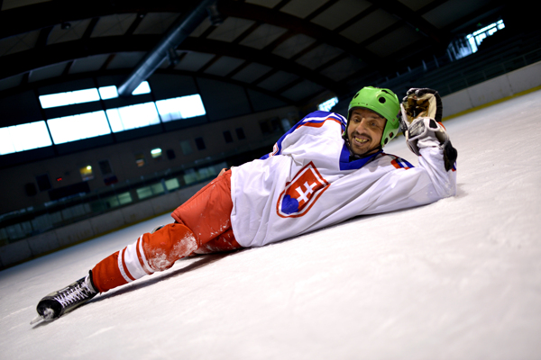 微笑躺在冰面上的运动员图片