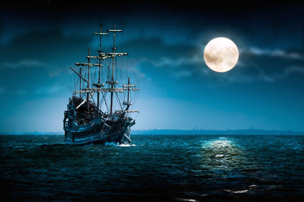 夜晚海上帆船图片