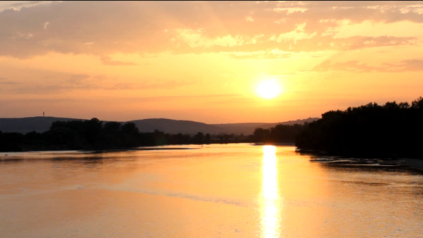 实拍金色夕阳缓缓落山水中美妙倒影的视频素材