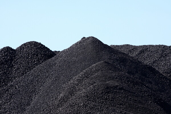 堆积如山的煤炭摄影图片