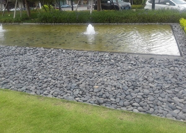 水池旁的灰色鹅卵石