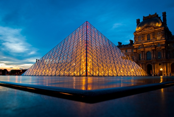 玻璃金字塔法国卢浮宫建筑图片