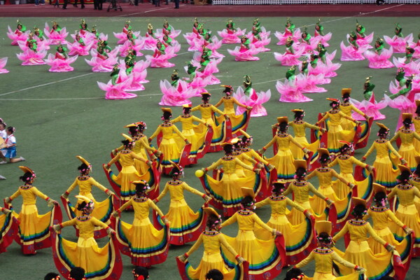 甘孜藏族自治州60年周庆表演图片