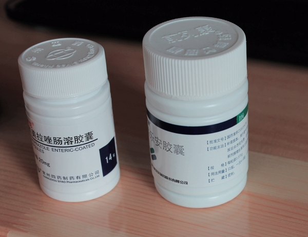 桌子上的兩瓶藥圖片