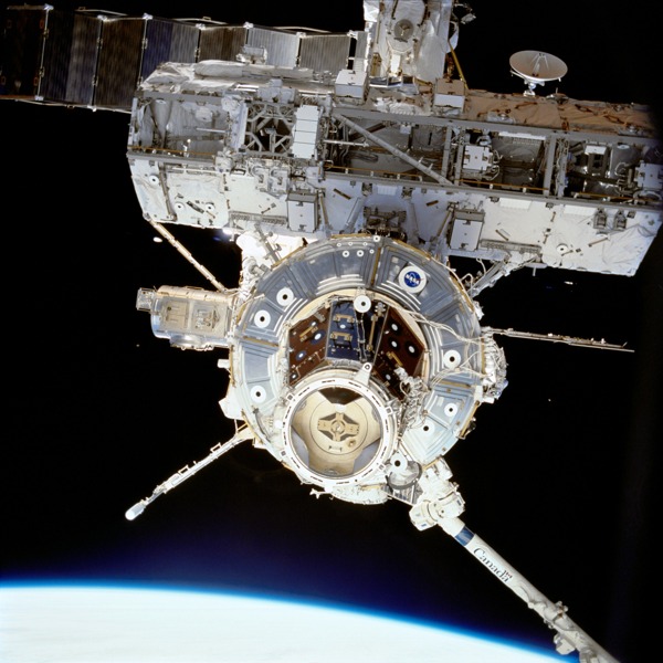 STS110太空任务拍摄的空间站设备图片