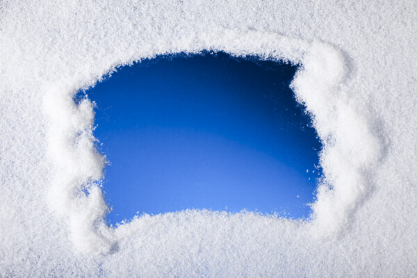 彩色图案与雪地背景