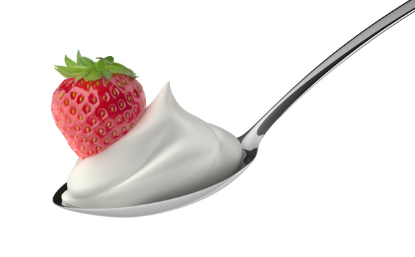 勺子里的草莓奶昔图片