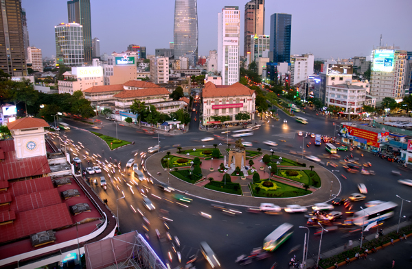 現(xiàn)代化高樓大廈和城市交通環(huán)島街景