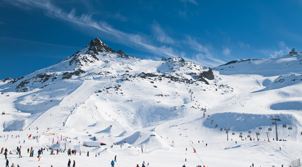 滑雪公园雪山风景