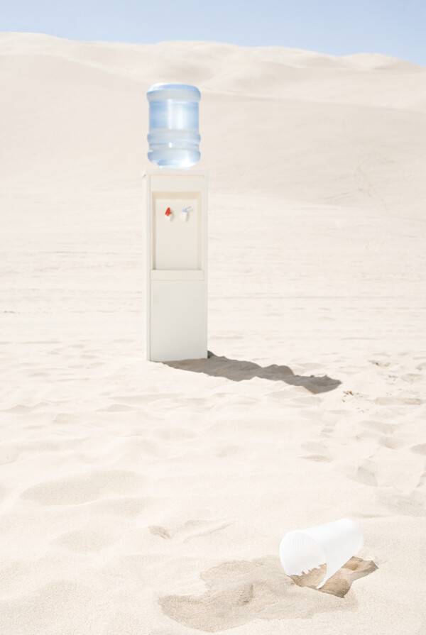 立在沙漠中的饮水机图片