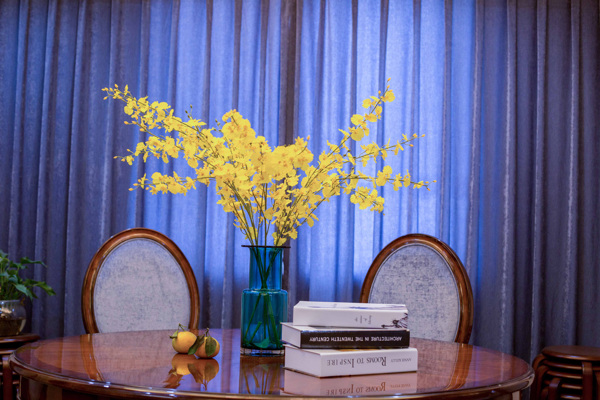 美式餐厅餐桌鲜花盆景设计图